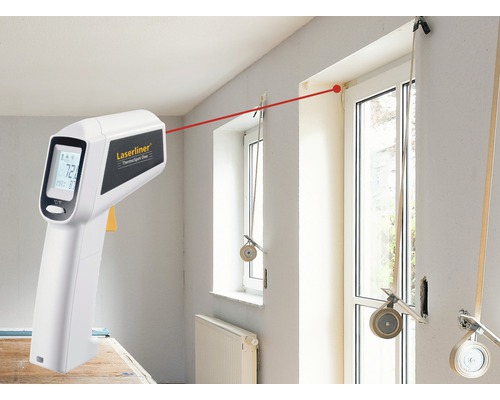 Laserliner Thermospot One Infrarot Thermometer beim Messen der Temperatur an einem Fenster