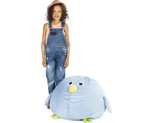 Mädchen steht neben einem blauen Sitzsack in Vogelform