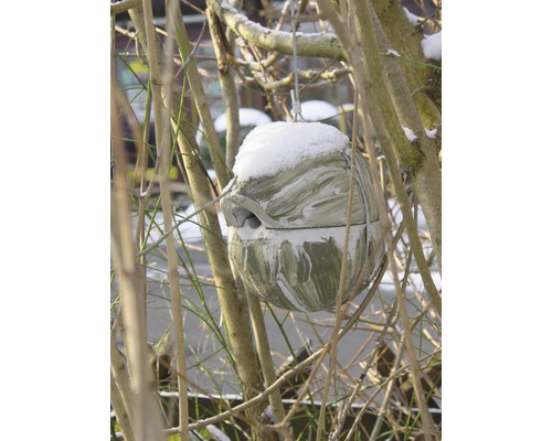 Rundes Vogelhaus mit Schnee im Garten