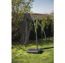 Sonnenschirm mit Schutzhülle und Ständer im Garten