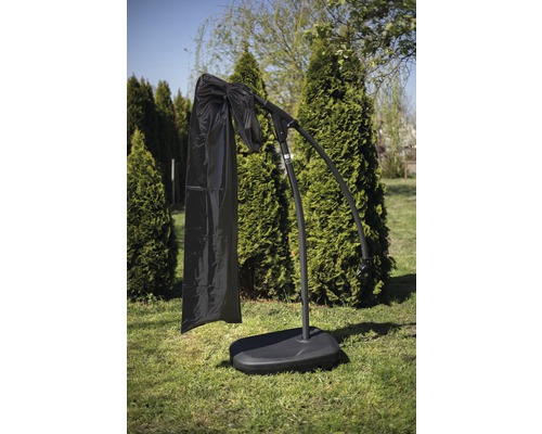 Freiarm-Sonnenschirm mit Schutzhülle auf einer Rasenfläche.