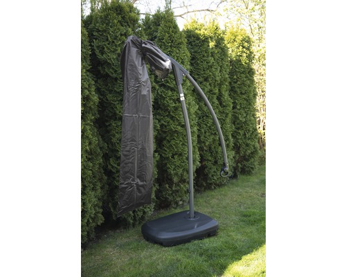 Schutzhülle über einem Ampelschirm mit Schirmständer