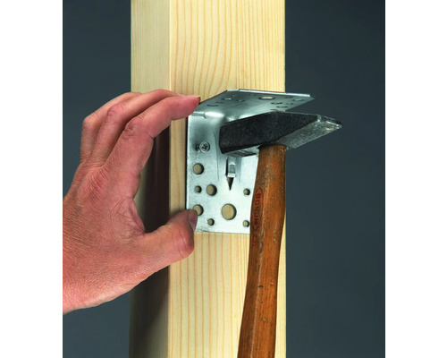 Einhandwinkelverbinder wird mit einem Hammer an einem Holzpfosten befestigt.