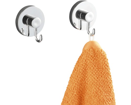 Zwei Handtuchhaken aus Metall, einer mit Handtuch