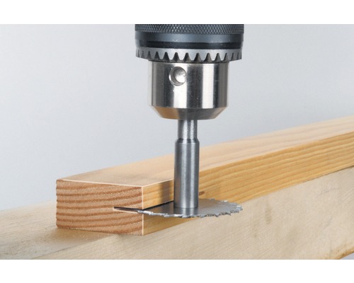 Nutfräseraufsatz an Bohrmaschine beim Fräsen einer Holzplatte
