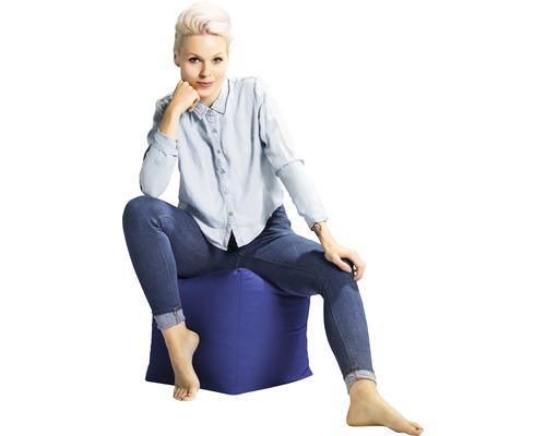 Frau sitzt auf einem blauen Sitzsack