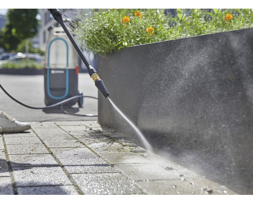 Hochdruckreiniger im Einsatz zur Reinigung von Steinfliesen im Außenbereich