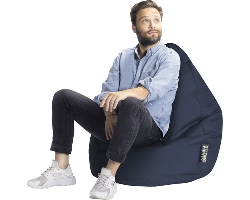 Mann sitzt auf einem Sitzsack