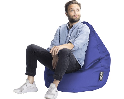 Mann sitzt auf blauem Sitzsack