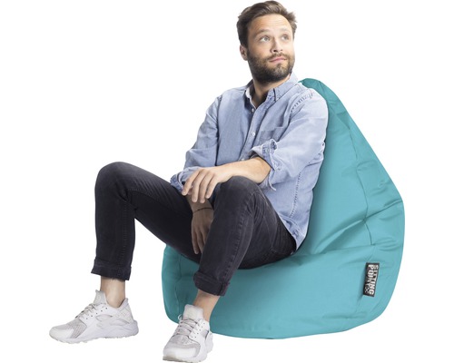 Mann sitzt auf einem türkisfarbenen Sitzsack