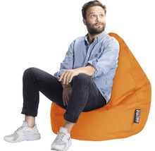 Mann sitzt auf einem orangefarbenen Sitzsack