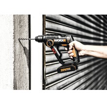 Worx Hammerbohrer beim Bohren in eine Wand