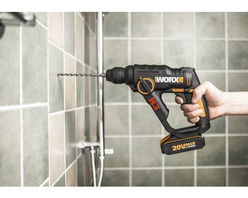 Akkubohrmaschine beim Bohren in Fliesen