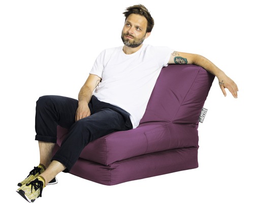 Mann sitzt auf lila Sitzsack mit Rückenlehne