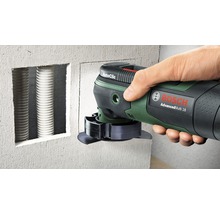 Bosch AdvancedMulti 18 Multifunktionswerkzeug im Einsatz an einer Wand mit Rohren