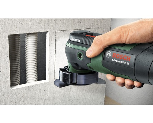 Bosch AdvancedMulti 18 Multifunktionswerkzeug im Einsatz an einer Wand mit Rohren