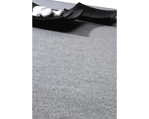 Grauer Teppich mit Dekoschale und Steinen