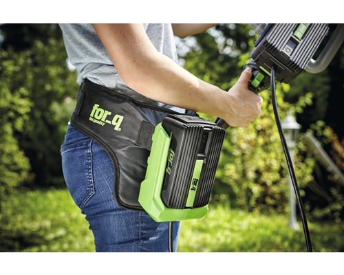 Person mit for_q Akkugürtel mit Akku und Heckenschere