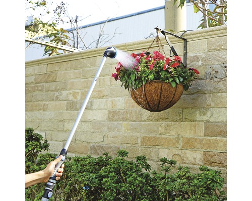 Gartenbewässerung mit einer Spritzdüse an einem Ausleger zum Gießen einer Hängepflanze