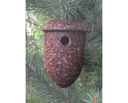 Eichelförmiges Vogelhaus aus Naturmaterialien hängt an einem Baum
