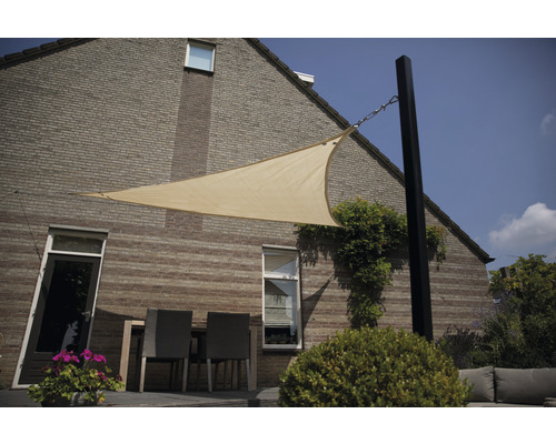 Draufsicht eines dreieckigen Sonnensegels, das an einem Pfosten und einer Hauswand befestigt ist und einen Essbereich im Freien beschattet.