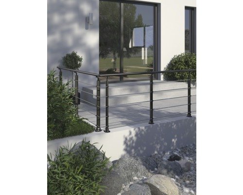 Außenansicht eines Hauses mit einem Geländer aus Metall und Edelstahl