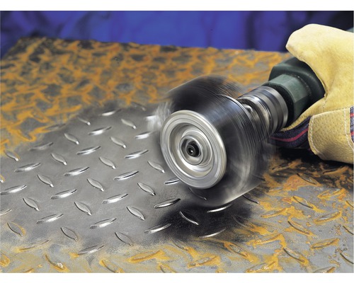 Drahtbürste im Einsatz auf einer Metallplatte