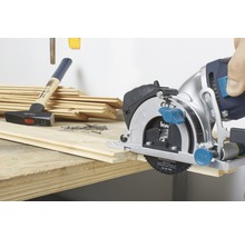 Szene mit Handkreissäge beim Schneiden von Holz, Hammer und Nägeln auf einer Werkbank.