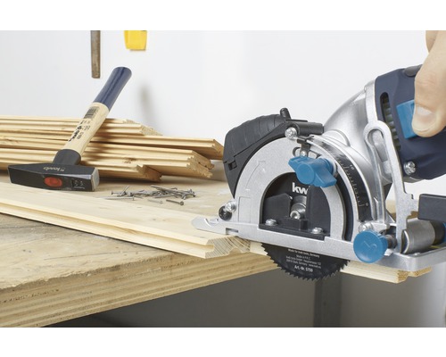 Szene mit Handkreissäge beim Schneiden von Holz, Hammer und Nägeln auf einer Werkbank.