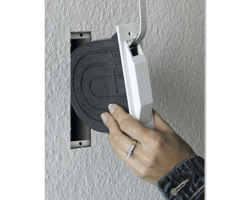 Aufroller für Rollladen wird in die Wand montiert
