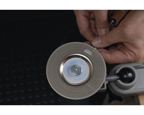 Werkzeugschleifer in Benutzung zum Schärfen eines Werkzeugs