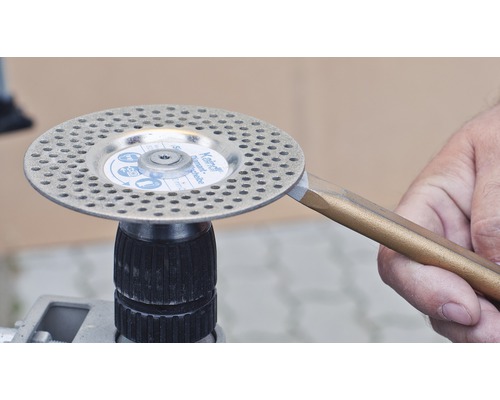 Diamantschleifscheibe an Bohrmaschine beim Schärfen eines Werkzeugs