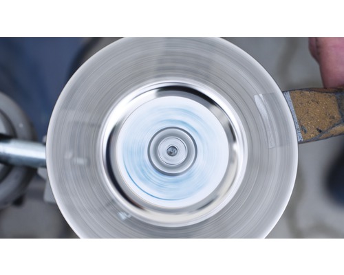 Schleifscheibe beim Schärfen eines Werkzeugs