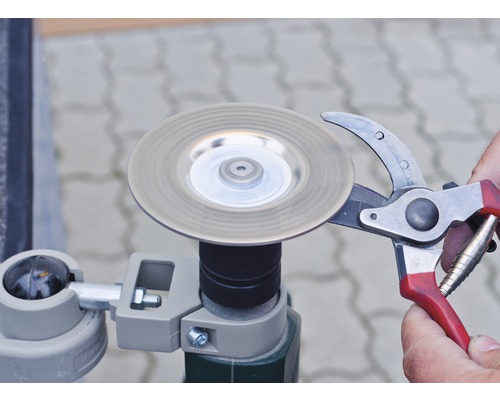 Schärfen einer Gartenschere mit einem Schärfgerät