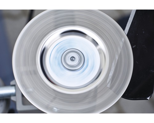 Schleifscheibe einer Schleifmaschine in Bewegung