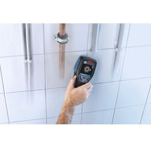 Hand hält Bosch Ortungsgerät zur Wandinspektion
