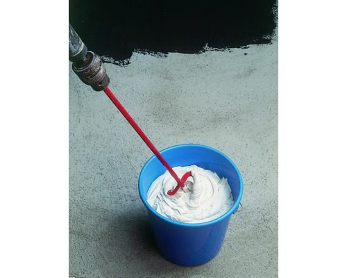 Betonmischer in einem Eimer Mörtel