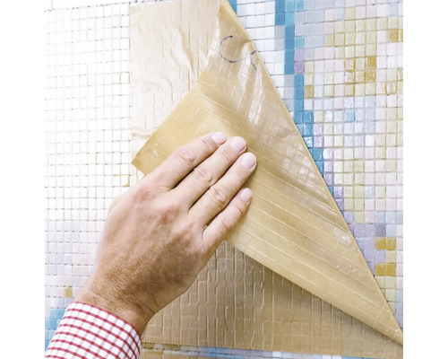 Verlegen von Mosaikfliesen mit einer Folie