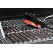 Grillbürste auf einem Grillrost