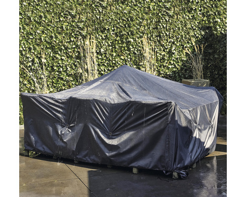 Abgedeckte Gartenmöbel mit einer Schutzhülle