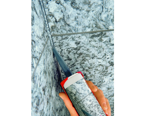 Auftragen von Fugendichtstoff mit einer Kartuschenpistole auf Fliesen