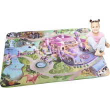 Mädchen sitzt auf einem Spielteppich mit Märchenschloss-Motiv