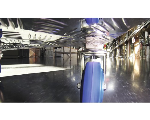 Ansicht von unten auf einen Transportwagen mit blauen Rollen.