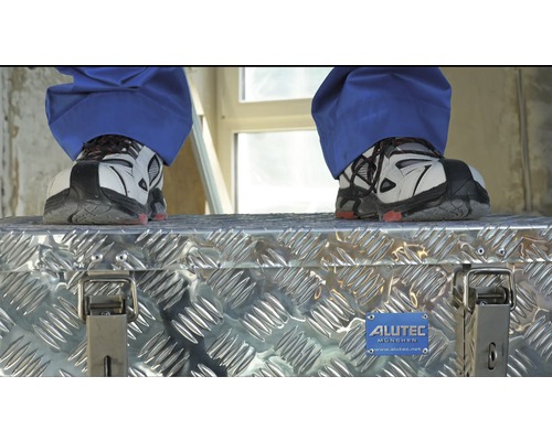 Aluminium Werkzeugkiste mit Arbeitsschuhen und Alutec München Logo