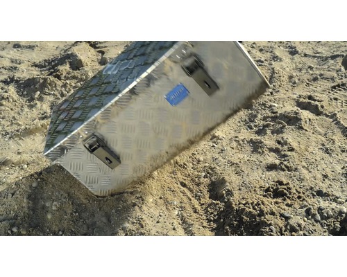 Werkzeugkiste aus Aluminium auf Sand