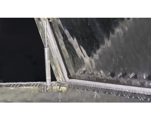 Geöffneter Werkzeugkasten aus Aluminium mit Gasdruckfeder