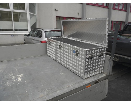 Aluminium Werkzeugkiste auf einem Pritschenwagen mit geöffnetem Deckel
