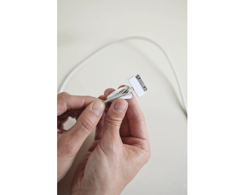 Beschädigtes Ladekabel in den Händen