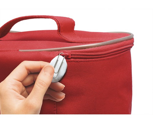 Rote Tasche mit Reißverschluss und Büroklammer am Reißverschluss