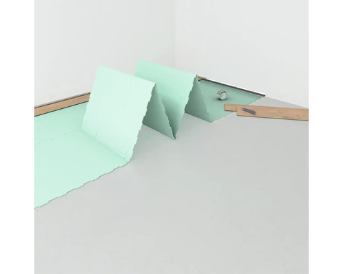 Verlegung einer Dämmunterlage im Raum, zur Vorbereitung für Bodenbelagsarbeiten.